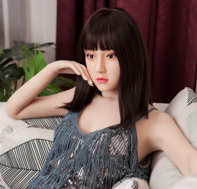 成人娃娃頭雕為什么選擇硅膠材質(zhì)的？